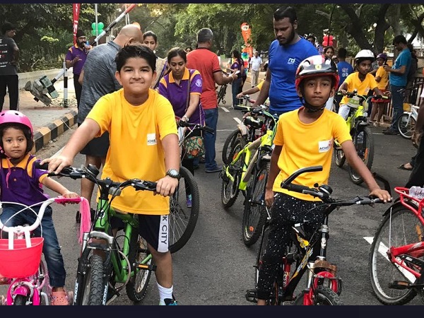 सीरिया और बांग्लादेश के प्रतियोगीयों ने साइकिल दौड़ाईं