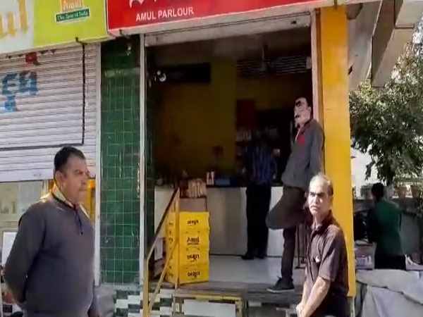 Rajkot: Health department raid on Amul Parlor, 271 Kilo Goods destroyed Rajkot: Health department raid on Amul Parlor, 271 Kilo Goods destroyed