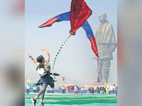 पतंगबाजो की रंगबिरंगी पतंगें उड़ीं