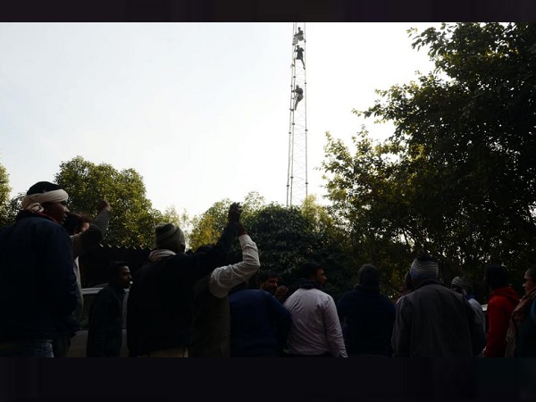 when sweepers lose their job, moved to protest and climbed on the tower in noida when sweepers lose their job, moved to protest and climbed on the tower in noida