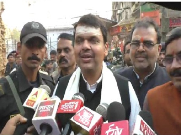 Maharashtra CM Devendra Fadnavis visits Kashi Vishwanath Temple Maharashtra CM Devendra Fadnavis visits Kashi Vishwanath Temple