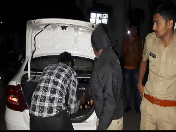 दोनों दमन के होटल में ठहरे