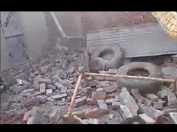 Students injured when boundry of roof of school fell in Farrukhabad Students injured when boundry of roof of school fell in Farrukhabad