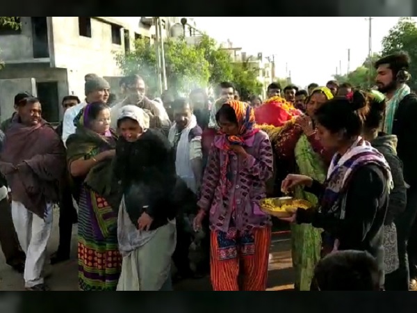 Rajkot: Seven daughters did funeral procession to their mothers dead body Rajkot: Seven daughters did funeral procession to their mothers dead body