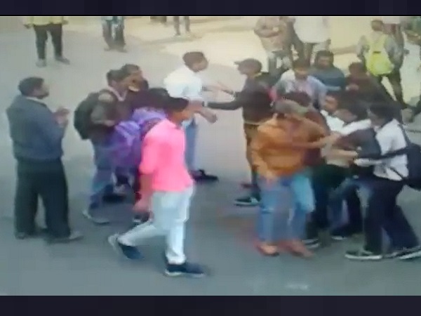 Gujarat: Student ruthlessly beaten-up By crowd, VIDEO VIRAL Gujarat: Student ruthlessly beaten-up By crowd, VIDEO VIRAL