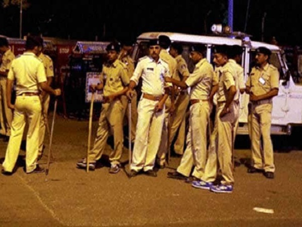 कार के चालक ने पिस्तौल से गोली चलाई