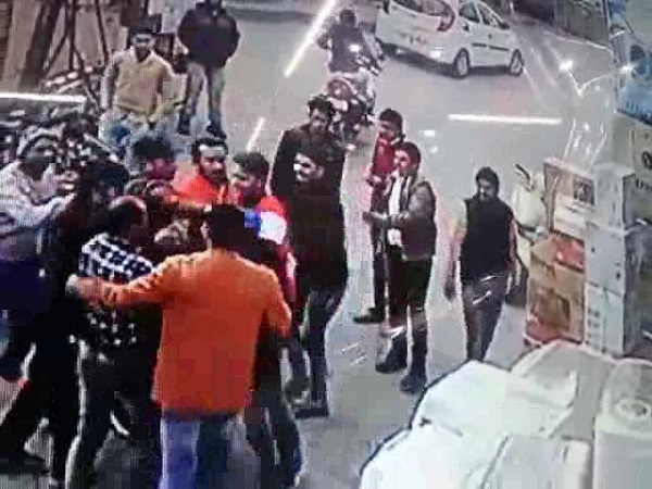 E-rickshaw driver beated by SP leader in moradabad, Video viral E-rickshaw driver beated by SP leader in moradabad, Video viral