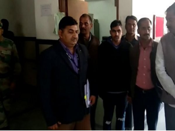 FB फ्रेंड अनिका चौपड़ा से साझा की जानकारी