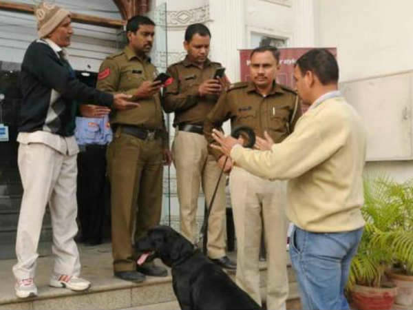 दिल्ली में पाक अधिकारी की हरकत