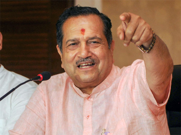 'नसीरुद्दीन शाह और आमिर खान सम्मान के काबिल नहीं'