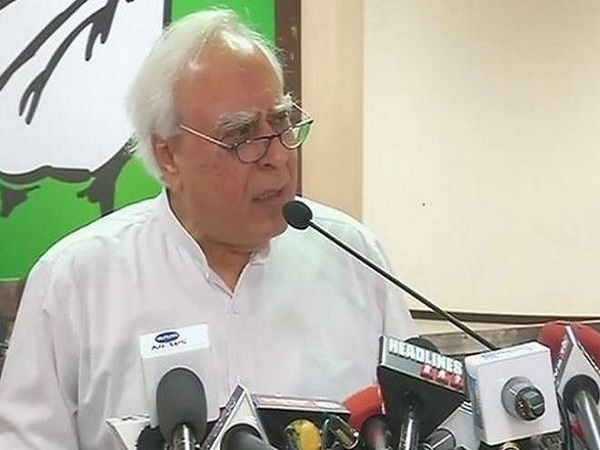 आलोक वर्मा मामले पर कपिल सिब्बल ने कसा तंज