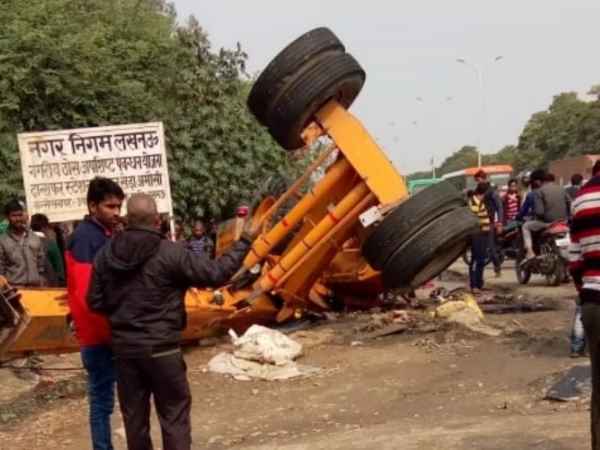 Three people died in road accident near Amausi Airport in Lucknow Three people died in road accident near Amausi Airport in Lucknow