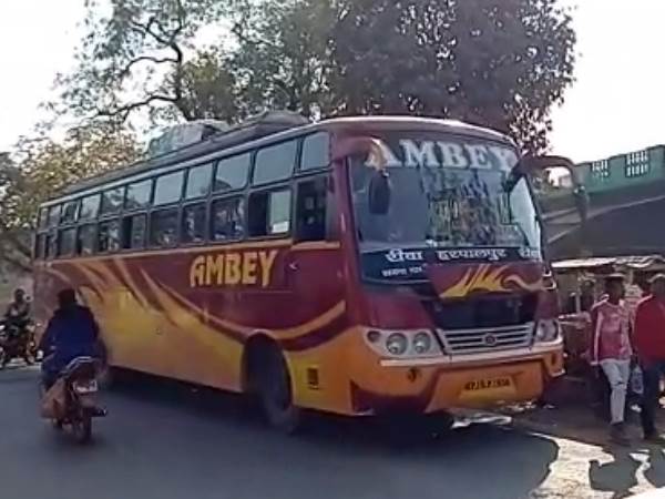 panna-woman head chopped from electric pole while travel in bus panna-woman head chopped from electric pole while travel in bus