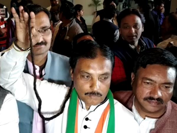 jabalpur congress leader Manoj Namdev cuts hair after 15 years jabalpur congress leader Manoj Namdev cuts hair after 15 years