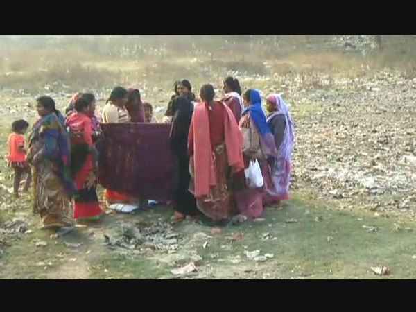 woman gave birth to a newborn baby on the roadside in Mau woman gave birth to a newborn baby on the roadside in Mau