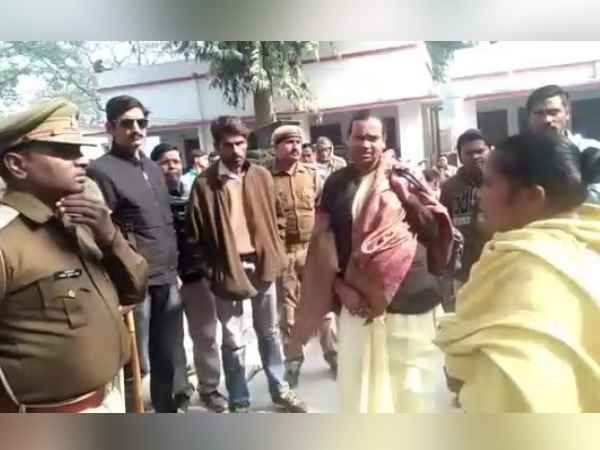 Shweta transgender was collecting money but she was male in Mau Shweta transgender was collecting money but she was male in Mau
