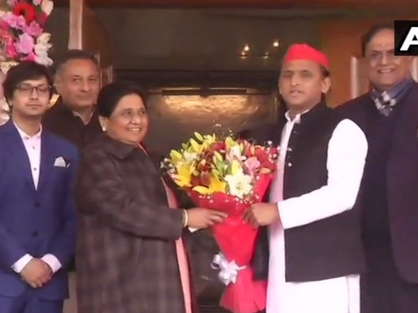 मायावती के घर पहुंचकर दी बर्थडे की बधाई