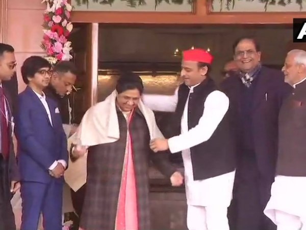 गुलदस्ता और शॉल देकर किया सम्मान
