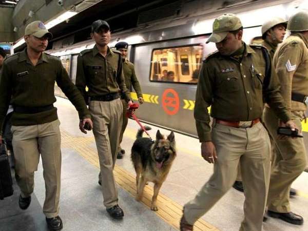 दिल्ली मेट्रो में भी बढ़ाई गई सुरक्षा