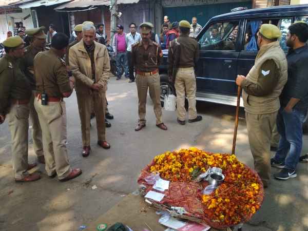 पहले माली फिर पानी विक्रेता को मारी गोली