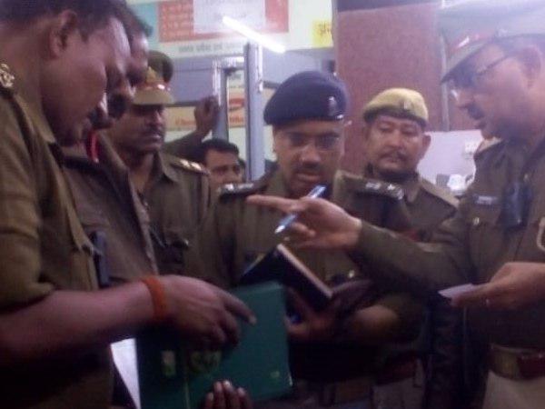 पुलिस को भी सटाया असलहा