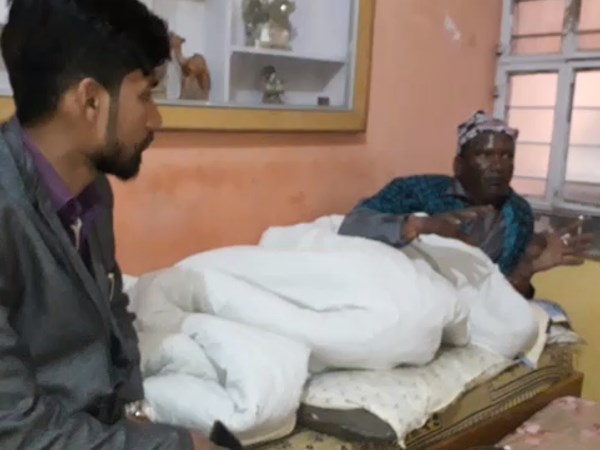 चलती गाड़ी में मोबाइल फटा, व्यापारी झुलसा