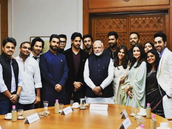 ranveer singh gave jaadoo ki jhappi to pm narendra modi shared photo ranveer singh gave jaadoo ki jhappi to pm narendra modi shared photo