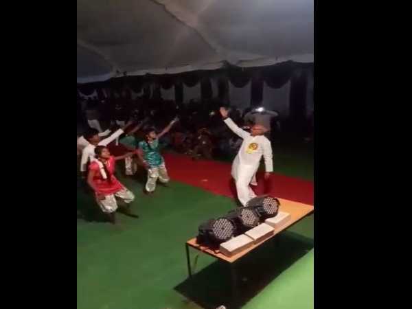 Nationalist Congress Party MP Madhukar Kukde danced on Aankh Marey song in Simba. Nationalist Congress Party MP Madhukar Kukde danced on Aankh Marey song in Simba.