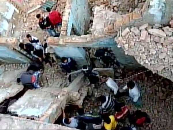 नोएडा: निठारी गांव में दो मंजिला इमारत गिरी, 5 बच्चे घायल नोएडा: निठारी गांव में दो मंजिला इमारत गिरी, 5 बच्चे घायल