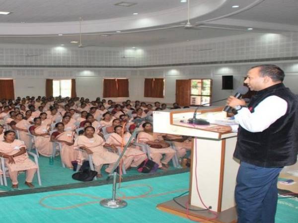 'न्यूटन, आइंस्टीन की खोज धोखा'