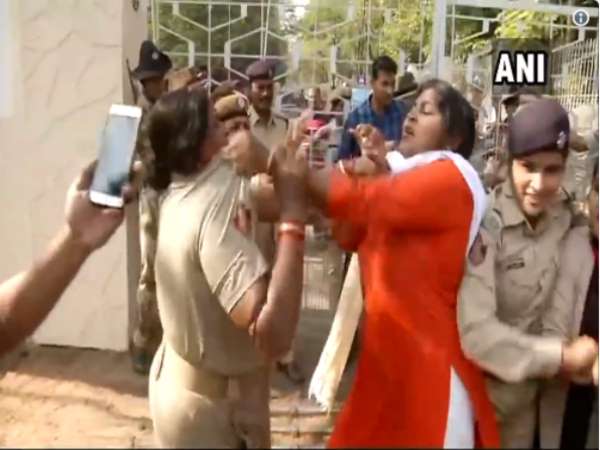 odisha: Scuffle Between Police and BJP Workers During Protest over Pipili Gangrape in Bhubaneshwar odisha: Scuffle Between Police and BJP Workers During Protest over Pipili Gangrape in Bhubaneshwar
