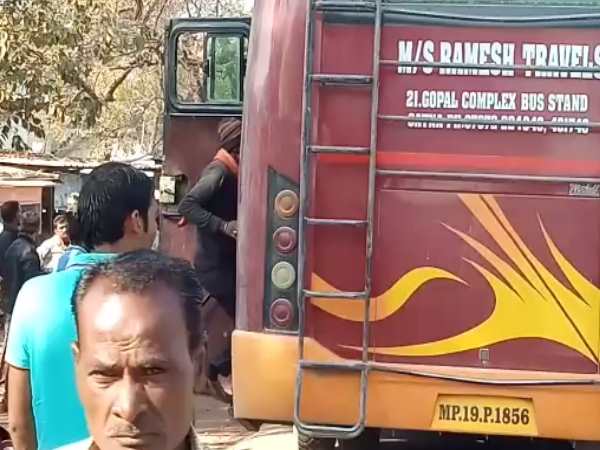 महिला यात्री का सिर कटने के बाद बस में हो गया खून ही खून