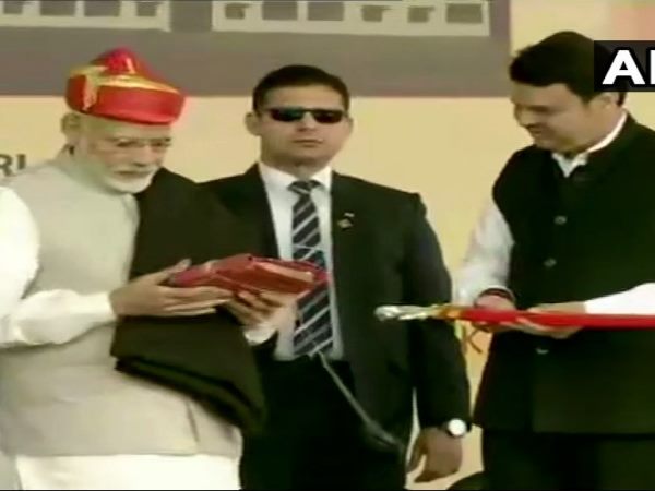 सोलापुर। महाराष्ट्र के सोलापुर में बुधवार को प्रधानमंत्री नरेंद्र मोदी ने कांग्रेस को कामों को लटकाने वाली पार्टी और भाजपा को काम करने वाला दल बताया। रैली को संबोधित करते हुए मोदी ने कहा कि क्षेत्र के लिए उन्होंने काम करने का वादा किया था और उन्होंने काम करके दिखाया है। उन्होंने कहा कि हमने बीएसपी(बिजली , सड़क, पानी) की समस्या सुलझाने का वादा किया और हमने इसपर काम करके दिखाया। सोलापुर में करीब 3,168 करोड़ रूपए परियोजनाओं के शिलान्यास और उद्घाटन के बाद जनसभा को संबोधित करते हुए मोदी ने ये बातें कहीं। मोदी ने सोलापुर में करीब 3,168 करोड़ रूपए की परियोजनाओं की आधारशिला रखी है। मोदी ने प्रधानमंत्री आवासीय योजना के तहत 1811.33 करोड़की आवासीय परियोजना की आधारशिला रखी, राष्ट्रीय राजमार्ग 211 (नया राष्ट्रीय राजमार्ग 52) पर सोलापुर (तुलजापुर) उस्मानाबाद खंड में चार लेन के सड़क मार्ग का उद्घाटन किया। इसके अलावा भी कई विकास परियोजनाओं का उद्घाटन प्रधानमंत्री ने किया। सोलापुर। महाराष्ट्र के सोलापुर में बुधवार को प्रधानमंत्री नरेंद्र मोदी ने कांग्रेस को कामों को लटकाने वाली पार्टी और भाजपा को काम करने वाला दल बताया। रैली को संबोधित करते हुए मोदी ने कहा कि क्षेत्र के लिए उन्होंने काम करने का वादा किया था और उन्होंने काम करके दिखाया है। उन्होंने कहा कि हमने बीएसपी(बिजली , सड़क, पानी) की समस्या सुलझाने का वादा किया और हमने इसपर काम करके दिखाया। सोलापुर में करीब 3,168 करोड़ रूपए परियोजनाओं के शिलान्यास और उद्घाटन के बाद जनसभा को संबोधित करते हुए मोदी ने ये बातें कहीं। मोदी ने सोलापुर में करीब 3,168 करोड़ रूपए की परियोजनाओं की आधारशिला रखी है। मोदी ने प्रधानमंत्री आवासीय योजना के तहत 1811.33 करोड़की आवासीय परियोजना की आधारशिला रखी, राष्ट्रीय राजमार्ग 211 (नया राष्ट्रीय राजमार्ग 52) पर सोलापुर (तुलजापुर) उस्मानाबाद खंड में चार लेन के सड़क मार्ग का उद्घाटन किया। इसके अलावा भी कई विकास परियोजनाओं का उद्घाटन प्रधानमंत्री ने किया।