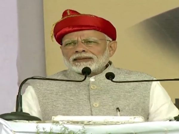 सोलापुर। महाराष्ट्र के सोलापुर में बुधवार को प्रधानमंत्री नरेंद्र मोदी ने कांग्रेस को कामों को लटकाने वाली पार्टी और भाजपा को काम करने वाला दल बताया। रैली को संबोधित करते हुए मोदी ने कहा कि क्षेत्र के लिए उन्होंने काम करने का वादा किया था और उन्होंने काम करके दिखाया है। उन्होंने कहा कि हमने बीएसपी(बिजली , सड़क, पानी) की समस्या सुलझाने का वादा किया और हमने इसपर काम करके दिखाया। सोलापुर में करीब 3,168 करोड़ रूपए परियोजनाओं के शिलान्यास और उद्घाटन के बाद जनसभा को संबोधित करते हुए मोदी ने ये बातें कहीं। मोदी ने सोलापुर में करीब 3,168 करोड़ रूपए की परियोजनाओं की आधारशिला रखी है। मोदी ने प्रधानमंत्री आवासीय योजना के तहत 1811.33 करोड़की आवासीय परियोजना की आधारशिला रखी, राष्ट्रीय राजमार्ग 211 (नया राष्ट्रीय राजमार्ग 52) पर सोलापुर (तुलजापुर) उस्मानाबाद खंड में चार लेन के सड़क मार्ग का उद्घाटन किया। इसके अलावा भी कई विकास परियोजनाओं का उद्घाटन प्रधानमंत्री ने किया। सोलापुर। महाराष्ट्र के सोलापुर में बुधवार को प्रधानमंत्री नरेंद्र मोदी ने कांग्रेस को कामों को लटकाने वाली पार्टी और भाजपा को काम करने वाला दल बताया। रैली को संबोधित करते हुए मोदी ने कहा कि क्षेत्र के लिए उन्होंने काम करने का वादा किया था और उन्होंने काम करके दिखाया है। उन्होंने कहा कि हमने बीएसपी(बिजली , सड़क, पानी) की समस्या सुलझाने का वादा किया और हमने इसपर काम करके दिखाया। सोलापुर में करीब 3,168 करोड़ रूपए परियोजनाओं के शिलान्यास और उद्घाटन के बाद जनसभा को संबोधित करते हुए मोदी ने ये बातें कहीं। मोदी ने सोलापुर में करीब 3,168 करोड़ रूपए की परियोजनाओं की आधारशिला रखी है। मोदी ने प्रधानमंत्री आवासीय योजना के तहत 1811.33 करोड़की आवासीय परियोजना की आधारशिला रखी, राष्ट्रीय राजमार्ग 211 (नया राष्ट्रीय राजमार्ग 52) पर सोलापुर (तुलजापुर) उस्मानाबाद खंड में चार लेन के सड़क मार्ग का उद्घाटन किया। इसके अलावा भी कई विकास परियोजनाओं का उद्घाटन प्रधानमंत्री ने किया।