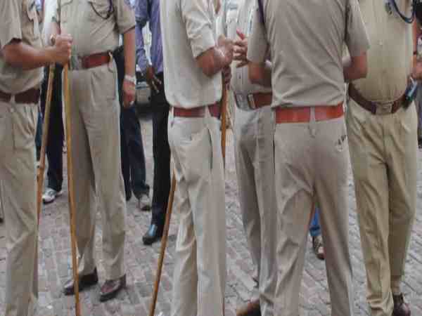पुलिस की प्रताड़ना से परेशान होकर कोतवाली में किशोर ने लगाई खुद को आग, हालत गंभीर पुलिस की प्रताड़ना से परेशान होकर कोतवाली में किशोर ने लगाई खुद को आग, हालत गंभीर