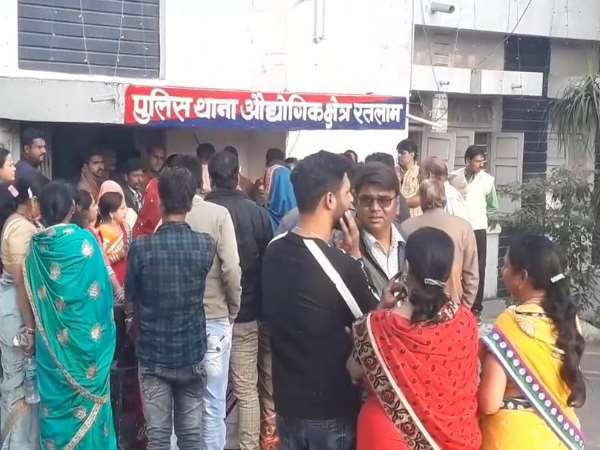 दुल्हन का आरोप, मांगे दस लाख रुपए
