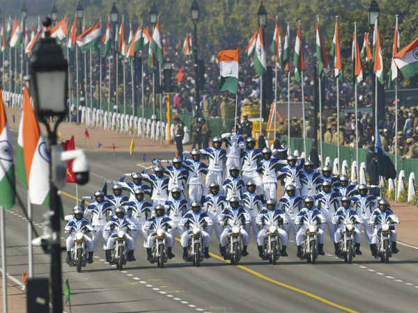 मोटरसाइकिल से करतब