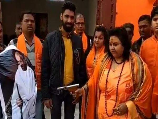 पूजा शकुन पांडे समेत 12 के खिलाफ मामला दर्ज