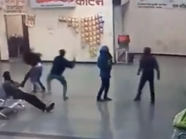 ratlam youth fights on Bus stand CCTV footage goes viral ratlam youth fights on Bus stand CCTV footage goes viral