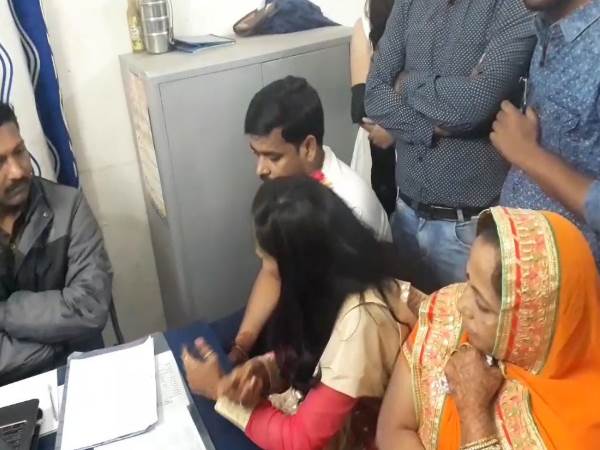 दुल्हन का आरोप, मांगे दस लाख रुपए