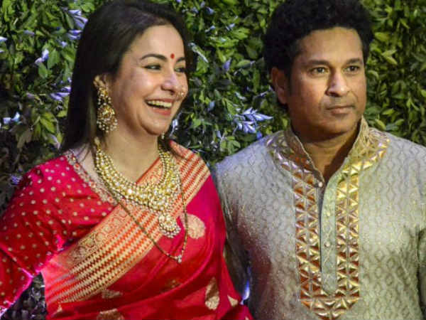 सचिन तेंदुलकर पत्नी संग पहुंचे