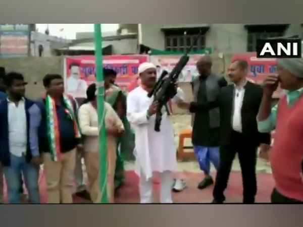 local leader ramesh jha fires in the air after hoisting national flag in Samastipur local leader ramesh jha fires in the air after hoisting national flag in Samastipur