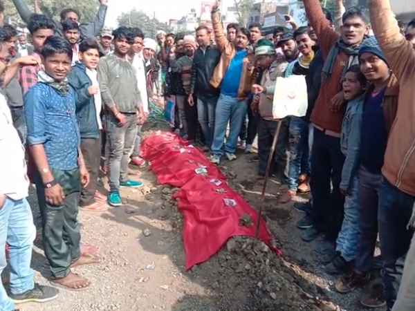 People protested against BJP leaders regarding broken roads in Sant Kabir nagar People protested against BJP leaders regarding broken roads in Sant Kabir nagar
