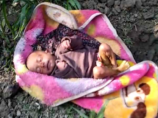 निर्दयी मां-बाप ने अपनी एक माह की बच्ची को दफनाया