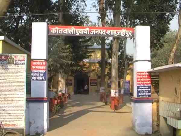विवाहित महिला के साथ आरोपियो ने बारी-बारी से किया रेप, फिर लूट लिए सारे गहने विवाहित महिला के साथ आरोपियो ने बारी-बारी से किया रेप, फिर लूट लिए सारे गहने