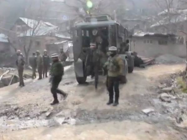Jammu kashmir Three terrorists an Encounter in Gulshanpora Tral Jammu kashmir Three terrorists an Encounter in Gulshanpora Tral