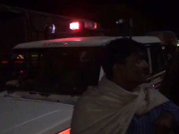 घरों से बर्तन लेकर घटनास्थल पर पहुंच गए लोग