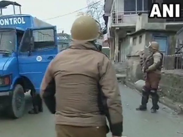 Encounter underway between terrorists and security forces in srinagar Encounter underway between terrorists and security forces in srinagar