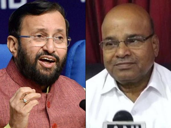 नई दिल्ली। दो केंद्रीय विश्वविद्यालयों की ओर से हाल ही में निकाली गई रिक्तियों में एक भी पद आरक्षित नहीं है। इसको लेकर केंद्रीय सामाजिक न्याय मंत्री थावर चंद गहलोत ने मानव संसाधन मंत्री प्रकाश जावड़ेकर से नाखुशी जाहिर की है। इसको लेकर गहलोत ने कहा है कि इस तरह को पिछड़े वर्ग को प्रतिनिधित्व ही नहीं मिल पाएगा। हरियाणा केंद्रीय विश्वविद्यालय और राजस्थान केंद्रीय विश्वविद्यालय में 85 पदों के लिए विज्ञापन जारी हुआ है। इसमें विभागवार 13 रोस्टर प्वाइंट लागू होने के चलते कोई सीट आरक्षित नहीं है। यूजीसी के सभी उच्च शिक्षण संस्थाओं की भर्तियां अगले आदेश तक के लिए स्थगित रखने के बावजूद हरियाणा और राजस्थान विवि ने भर्तियों का ये विज्ञापन निकाला है। गहलोत ने कहा है कि यूजीसी ने विभागवार भर्ती को लेकर मार्च 2018 में गाइडलाइन जारी की थी तब मैंने मानव संसाधन एवं विकास मंत्रालय को आशंका जाहिर की थी कि इससे आरक्षित सीटें प्रभावित होंगी। लेकिन जावड़ेकर ने भरोसा दिलाया था कि ऐसा कुछ नहीं होगा। अब विवि में निकलने वाली प्राध्यापक स्तर की भर्ती में आरक्षित वर्ग को काफी नुकसान हुआ है। गहलोत का कहना है कि जावड़ेकर के आश्वासन के बावजूद ये हुआ है। उन्होंने कहा कि जावड़ेकर ने मुझसे सुप्रीम कोर्ट में जल्द रिव्यू पिटीशन लगाएंगे। 19 जुलाई 2018 के यूजीसी के सर्कुलर के अनुसार सभी उच्च शिक्षण संस्थाओं की भर्तियां अगले आदेश तक के लिए स्थगित कर दी गई थीं। वहीं सुप्रीमकोर्ट ने 22 जनवरी को उच्च शैक्षणिक संस्थाओं में विभागवार रोस्टर लागू करने के संबंध में आदेश दिया है। नई दिल्ली। दो केंद्रीय विश्वविद्यालयों की ओर से हाल ही में निकाली गई रिक्तियों में एक भी पद आरक्षित नहीं है। इसको लेकर केंद्रीय सामाजिक न्याय मंत्री थावर चंद गहलोत ने मानव संसाधन मंत्री प्रकाश जावड़ेकर से नाखुशी जाहिर की है। इसको लेकर गहलोत ने कहा है कि इस तरह को पिछड़े वर्ग को प्रतिनिधित्व ही नहीं मिल पाएगा। हरियाणा केंद्रीय विश्वविद्यालय और राजस्थान केंद्रीय विश्वविद्यालय में 85 पदों के लिए विज्ञापन जारी हुआ है। इसमें विभागवार 13 रोस्टर प्वाइंट लागू होने के चलते कोई सीट आरक्षित नहीं है। यूजीसी के सभी उच्च शिक्षण संस्थाओं की भर्तियां अगले आदेश तक के लिए स्थगित रखने के बावजूद हरियाणा और राजस्थान विवि ने भर्तियों का ये विज्ञापन निकाला है। गहलोत ने कहा है कि यूजीसी ने विभागवार भर्ती को लेकर मार्च 2018 में गाइडलाइन जारी की थी तब मैंने मानव संसाधन एवं विकास मंत्रालय को आशंका जाहिर की थी कि इससे आरक्षित सीटें प्रभावित होंगी। लेकिन जावड़ेकर ने भरोसा दिलाया था कि ऐसा कुछ नहीं होगा। अब विवि में निकलने वाली प्राध्यापक स्तर की भर्ती में आरक्षित वर्ग को काफी नुकसान हुआ है। गहलोत का कहना है कि जावड़ेकर के आश्वासन के बावजूद ये हुआ है। उन्होंने कहा कि जावड़ेकर ने मुझसे सुप्रीम कोर्ट में जल्द रिव्यू पिटीशन लगाएंगे। 19 जुलाई 2018 के यूजीसी के सर्कुलर के अनुसार सभी उच्च शिक्षण संस्थाओं की भर्तियां अगले आदेश तक के लिए स्थगित कर दी गई थीं। वहीं सुप्रीमकोर्ट ने 22 जनवरी को उच्च शैक्षणिक संस्थाओं में विभागवार रोस्टर लागू करने के संबंध में आदेश दिया है।