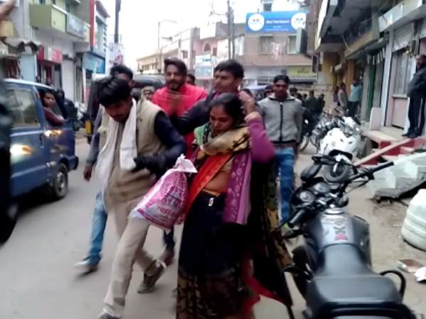 Husband catches wife with his boyfriend in Tikamgarh MP Husband catches wife with his boyfriend in Tikamgarh MP